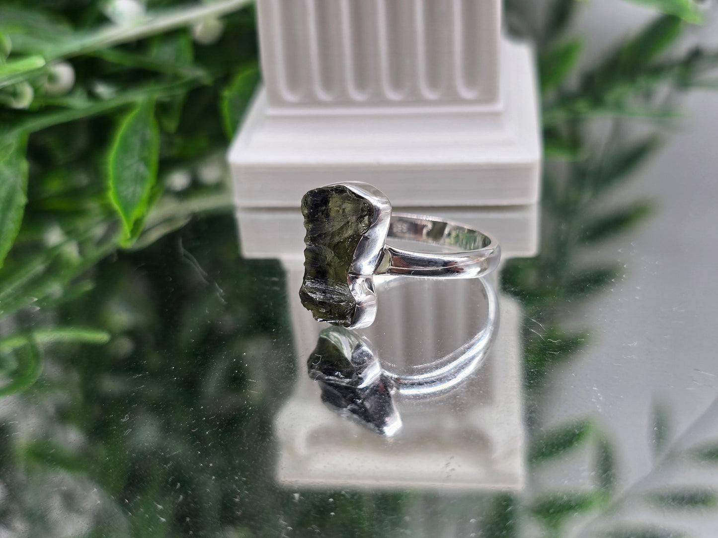 Natural Genuine Moldavite 925 Sterling Silver Ring – Stone of Transformation & Spiritual Awakening
Size: 8 | 15 × 10 mm Crystal Wellness
