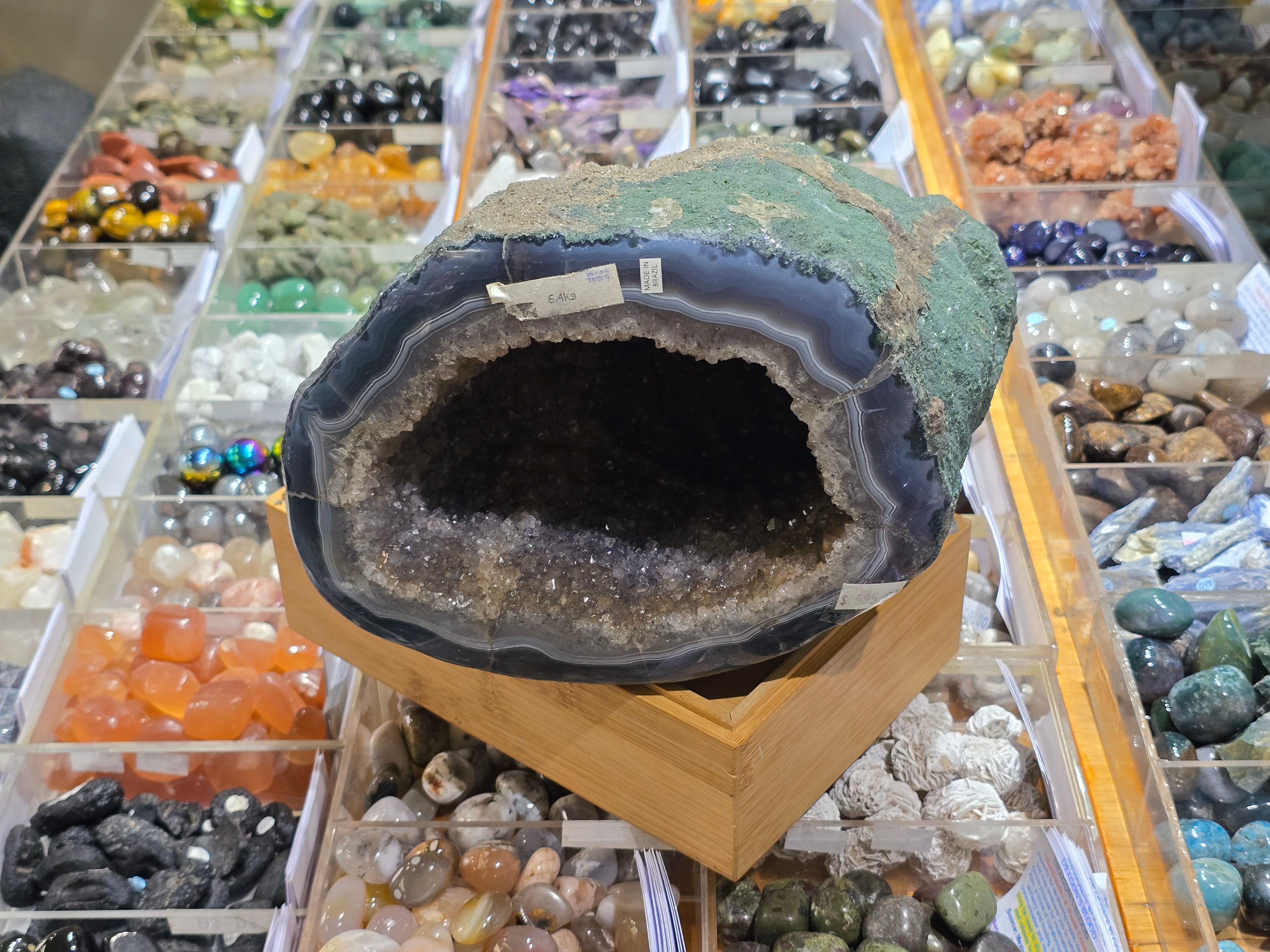 Natural Amethyst Geode – 25×23×18cm | 6.4kg Crystal Wellness