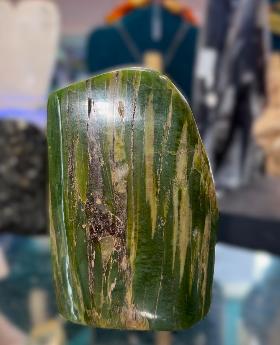 Tremolite Freeform shape 7x10.5x3.5 cm Crystal Wellness