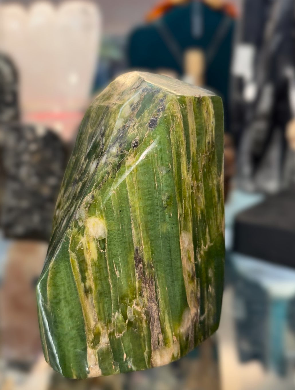Tremolite Freeform shape 7x10.5x3.5 cm Crystal Wellness
