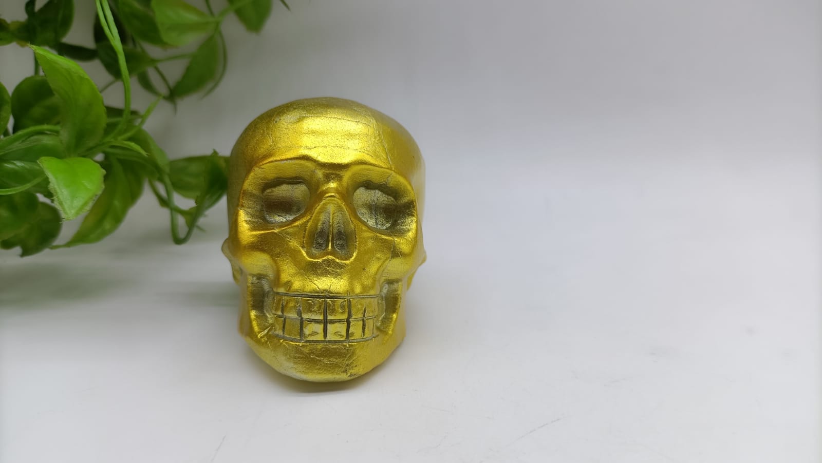 Golden Aura Skull 547g 8x6x5cm

