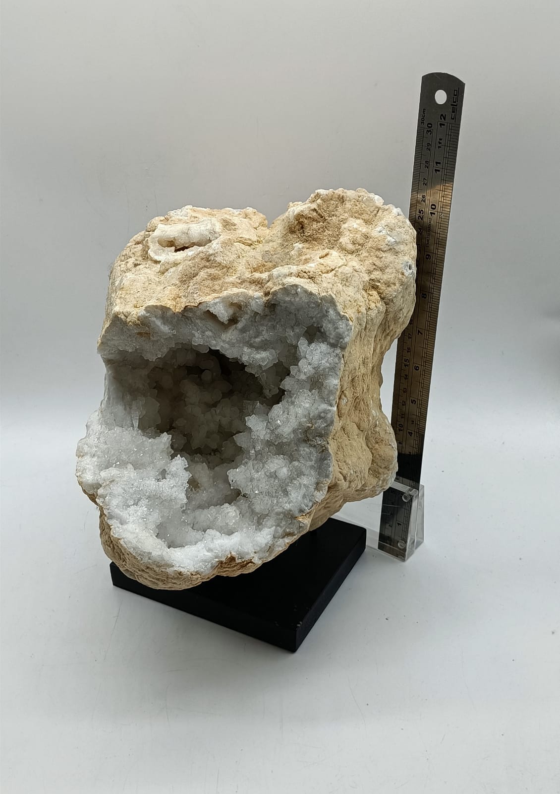 Clear Quartz Geode 8.628 Kgs